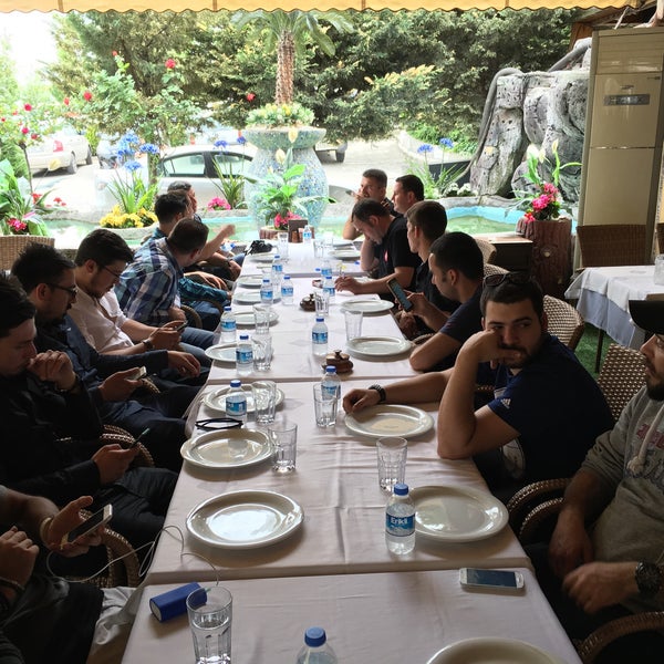 รูปภาพถ่ายที่ Cumhuriyet Halimbey Restoran โดย Sinan B. เมื่อ 5/15/2016