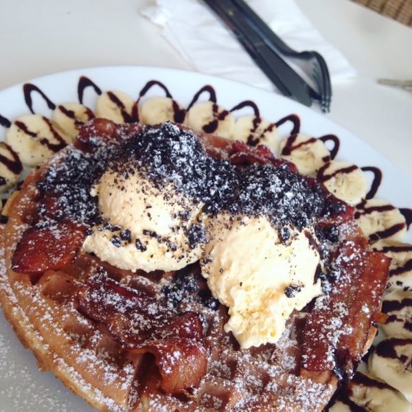 Caramel bacon wif ice cream n waffle.great combination.but the waffle is nt puffy enough