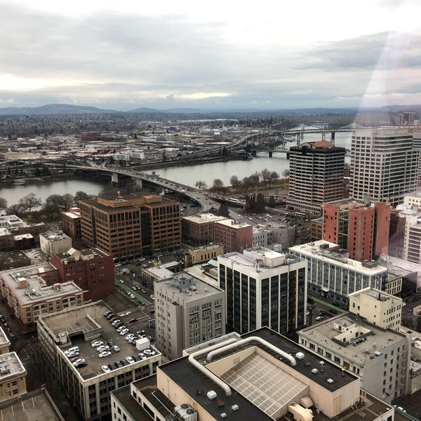 3/22/2019 tarihinde Jeremy N.ziyaretçi tarafından Portland City Grill'de çekilen fotoğraf