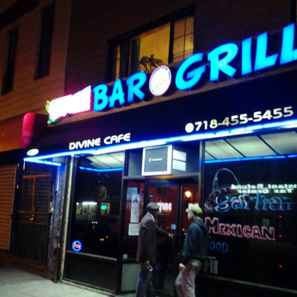 Foto tomada en Divine Bar &amp; Grill  por Chicava H. el 4/2/2014