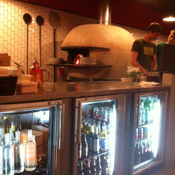10/17/2013 tarihinde Ellen B.ziyaretçi tarafından Fireflour Pizza + Coffee Bar'de çekilen fotoğraf