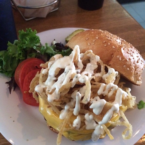Foto tirada no(a) 67 Burger por T. M. em 8/8/2014