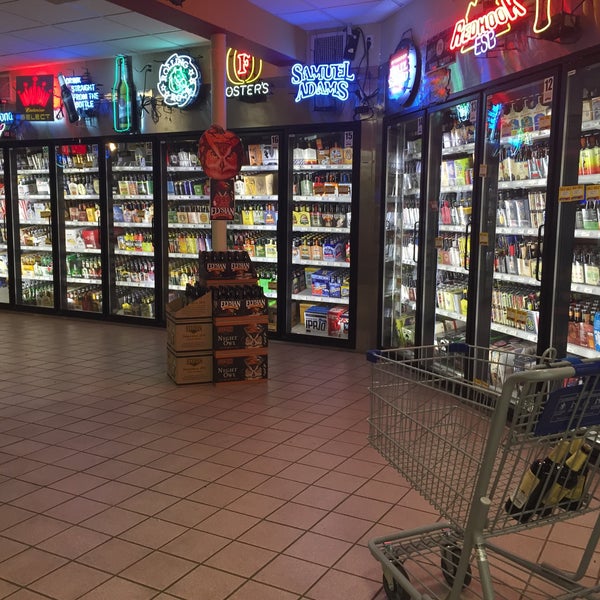 Foto tirada no(a) Colorado Liquor Mart por Deyanira L. em 8/7/2015
