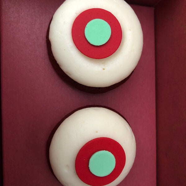 Photo taken at Sprinkles Beverly Hills Cupcakes by Afaf Binfan on 7/15/2018