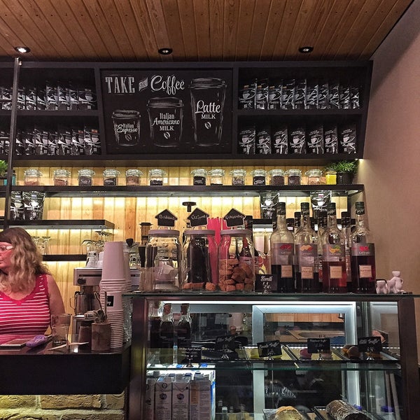 8/16/2015에 Nazra A.님이 Lungo Espresso Bar에서 찍은 사진