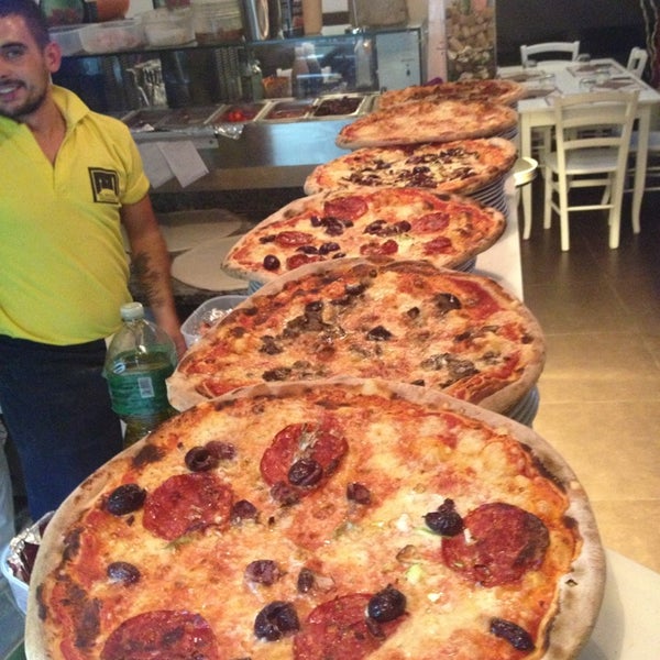9/15/2013 tarihinde Al Vicolo P.ziyaretçi tarafından Al Vicolo Pizza &amp; Vino'de çekilen fotoğraf