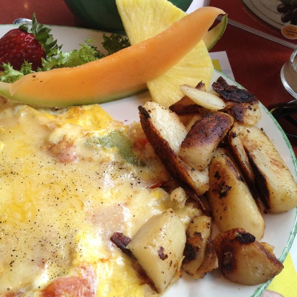 Foto tomada en Cora&#39;s Breakfast &amp; Lunch  por Sawsan H. el 5/2/2014