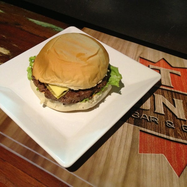 Das Foto wurde bei T-Bones Steak &amp; Burger von Ana O. am 9/2/2013 aufgenommen