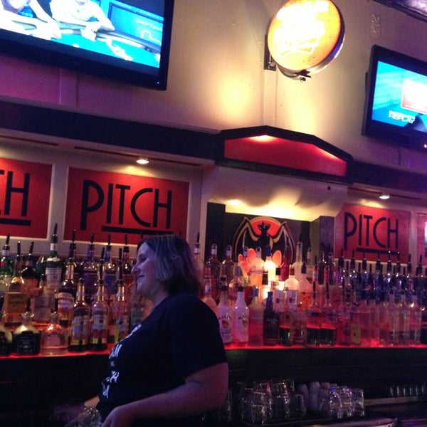 9/2/2013 tarihinde Daisy B.ziyaretçi tarafından Pitch Karaoke Bar'de çekilen fotoğraf