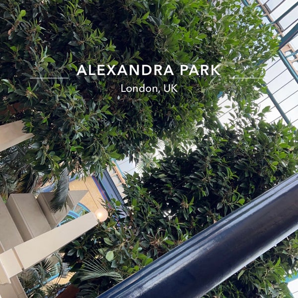 Foto tirada no(a) Alexandra Palace por MeeMz i. em 9/21/2022