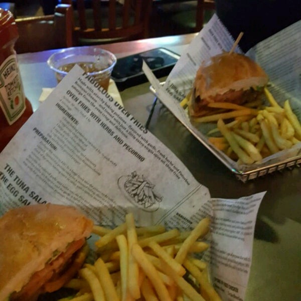 Foto tirada no(a) Burger Moe&#39;s por Kelly B. em 4/22/2017