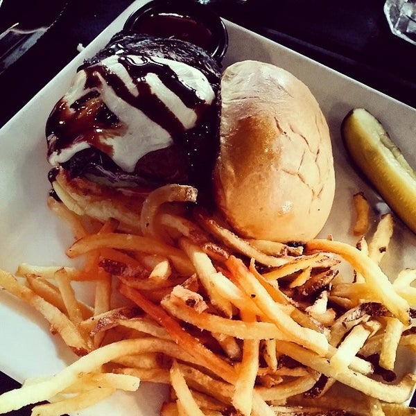 3/22/2014에 Kira H.님이 Burger Mondays Bar &amp; Grille에서 찍은 사진