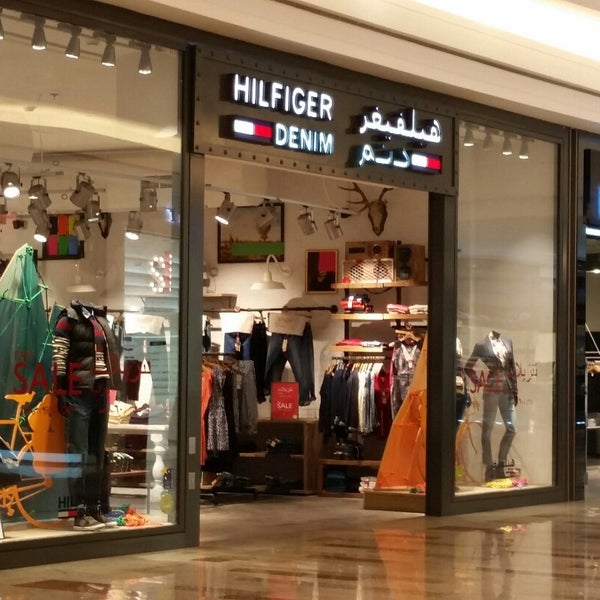 Бутики в дубае. Дубай Молл Томми Хилфигер. Томми Хилфигер магазин. Эмират Молл в Дубае бутик Томми Хилфигер. Юлемисте торговый центр Томми Хилфигер.