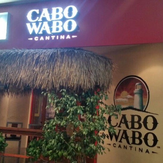 รูปภาพถ่ายที่ Cabo Wabo Cantina Hollywood โดย Sam 2. เมื่อ 12/27/2014