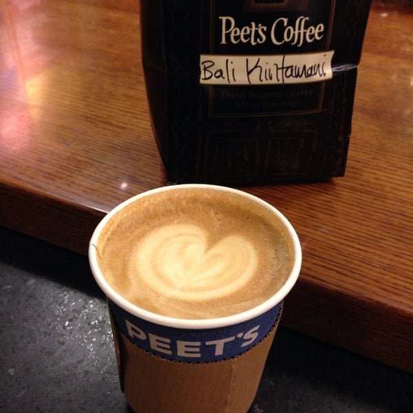 Foto tirada no(a) Peet&#39;s Coffee &amp; Tea por Angie em 2/2/2014