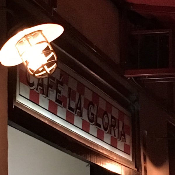 Foto diambil di Café La Gloria oleh Antonio T. pada 12/27/2015