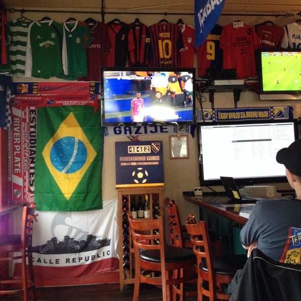 Foto tomada en 4-4-2 Soccer Bar  por Lupita R. el 5/19/2014