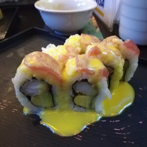 Photo prise au Wasabi Sushi &amp; Rolls par Carla A. le12/17/2018