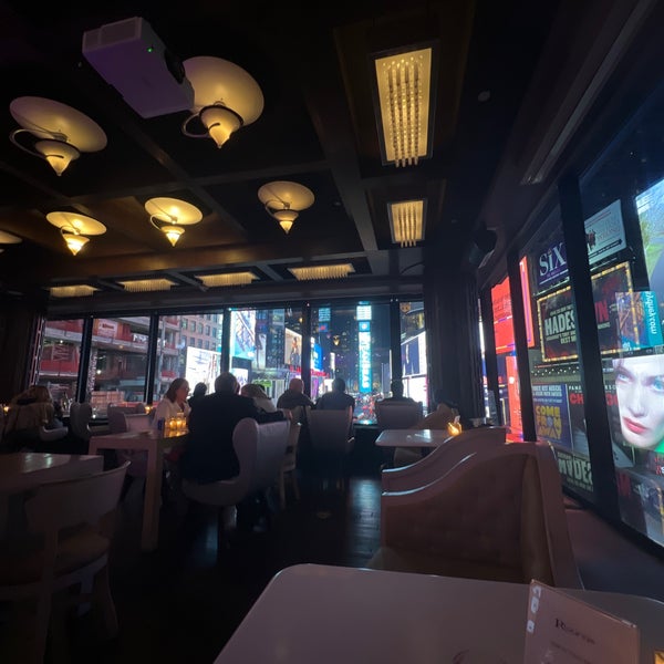 5/18/2022にAMがR Lounge at Two Times Squareで撮った写真