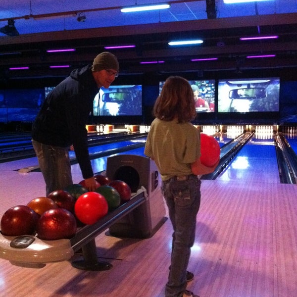 Das Foto wurde bei Sempeck&#39;s Bowling &amp; Entertainment von Kelly S. am 12/23/2013 aufgenommen