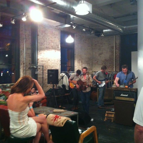 รูปภาพถ่ายที่ Lizard Lounge โดย Ben L. เมื่อ 6/7/2013