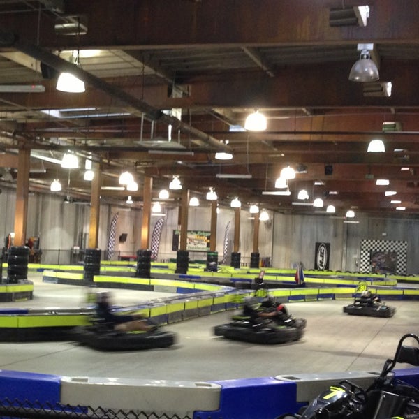 Снимок сделан в Racer&#39;s Edge Indoor Karting пользователем james p. 1/3/2013