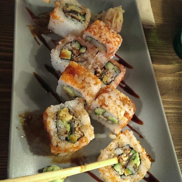 รูปภาพถ่ายที่ Takeme Sushi โดย Roberto P. เมื่อ 4/2/2014