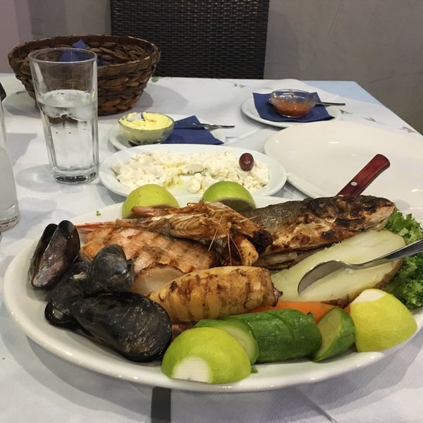 10/31/2017 tarihinde Aydın D.ziyaretçi tarafından Agkyra Fish Restaurant'de çekilen fotoğraf