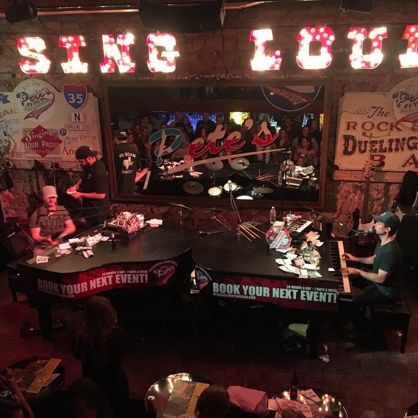 Foto scattata a Pete&#39;s Dueling Piano Bar da Amy C. il 4/17/2018