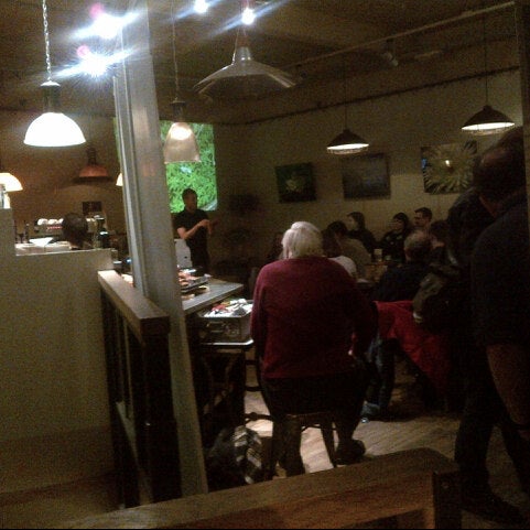 Foto tomada en The Shrewsbury Coffeehouse  por Mike S. el 2/18/2013