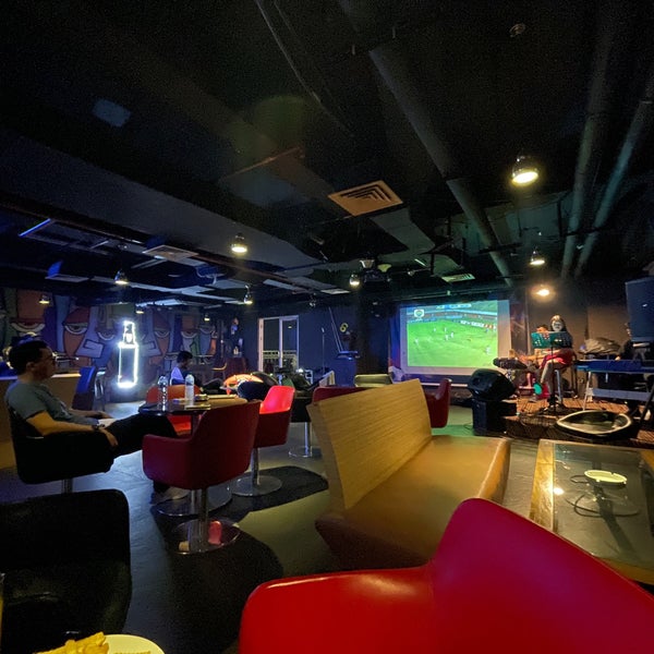 Снимок сделан в ON20 Bar &amp; Dining Sky Lounge пользователем Kurnianto H. 11/6/2021