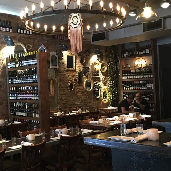 Das Foto wurde bei Balzem Mediterranean Cuisine &amp; Wine Bar von Carla O. am 6/25/2018 aufgenommen