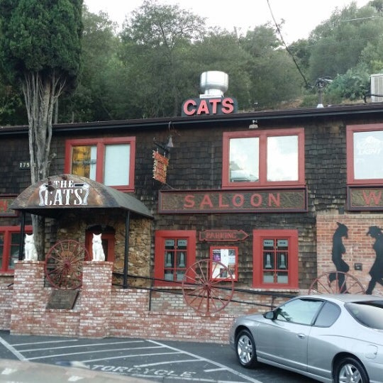 Foto tomada en The Cats Restaurant &amp; Tavern  por Ann B. el 7/25/2014
