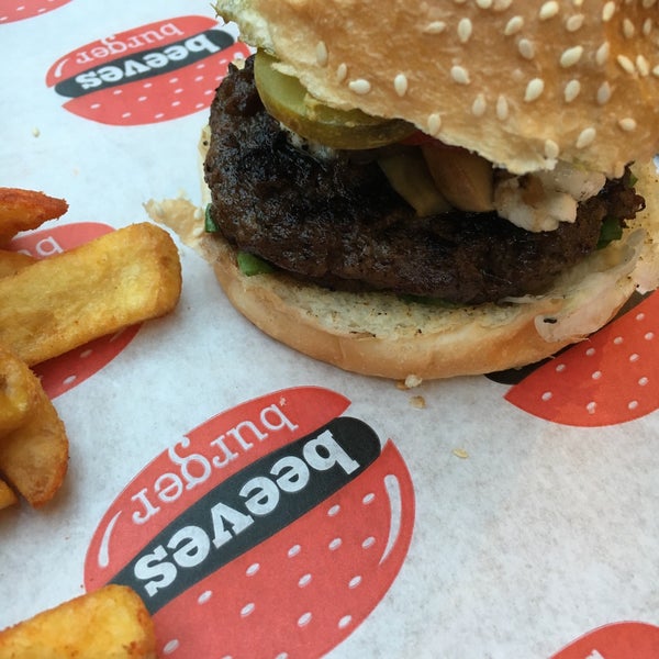 Снимок сделан в Beeves Burger&amp;Steakhouse пользователем NS 3/12/2016