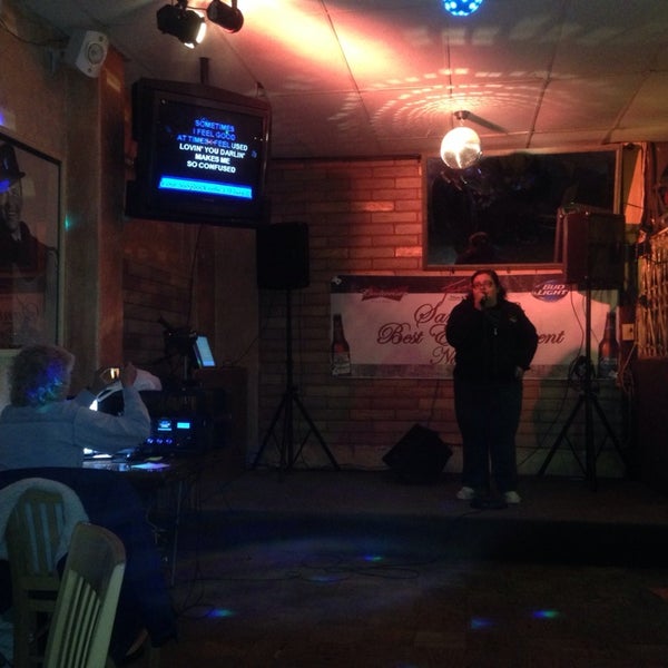 Foto diambil di Tiny&#39;s Restaurant &amp; Lounge oleh Stephen pada 1/12/2014