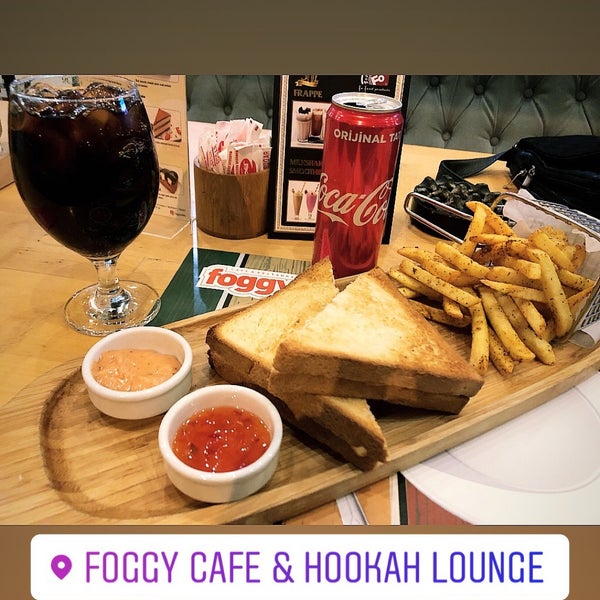 Das Foto wurde bei Foggy Cafe &amp; Hookah Lounge von є и ѕ є к м є к ¢ ι σ g ℓ υ am 12/25/2018 aufgenommen