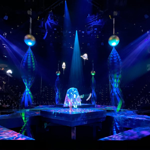 Das Foto wurde bei The Beatles LOVE (Cirque du Soleil) von Y am 2/23/2020 aufgenommen