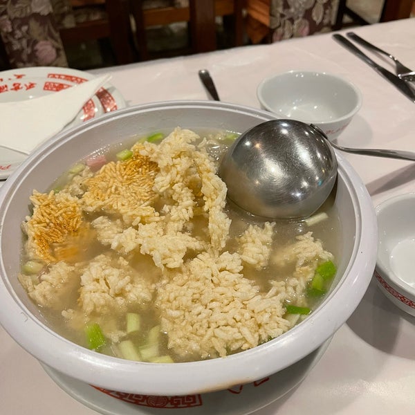 Foto tomada en Golden Plaza Chinese Restaurant  por Tiffany el 6/12/2022