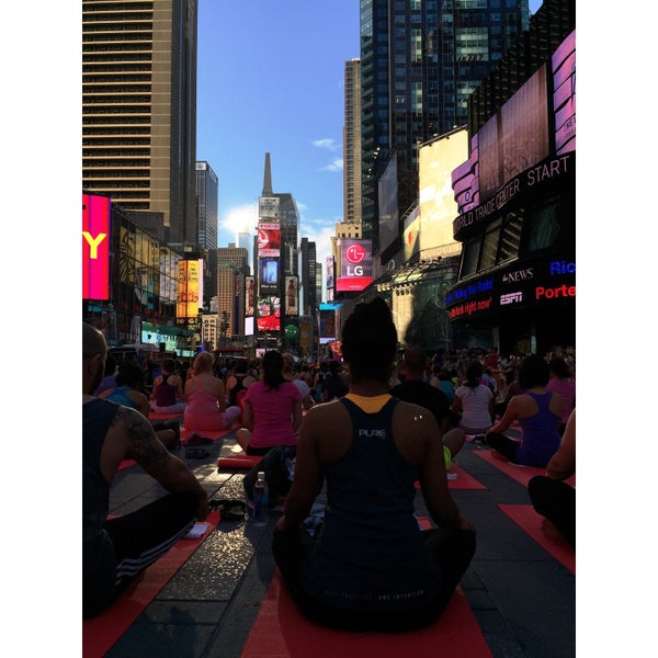 Das Foto wurde bei Solstice In Times Square von CHRISTA M. am 6/22/2015 aufgenommen