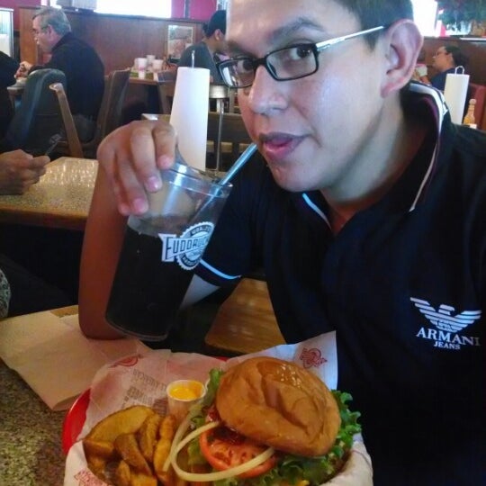 Photo taken at Fuddruckers by Mario L. on 1/4/2014