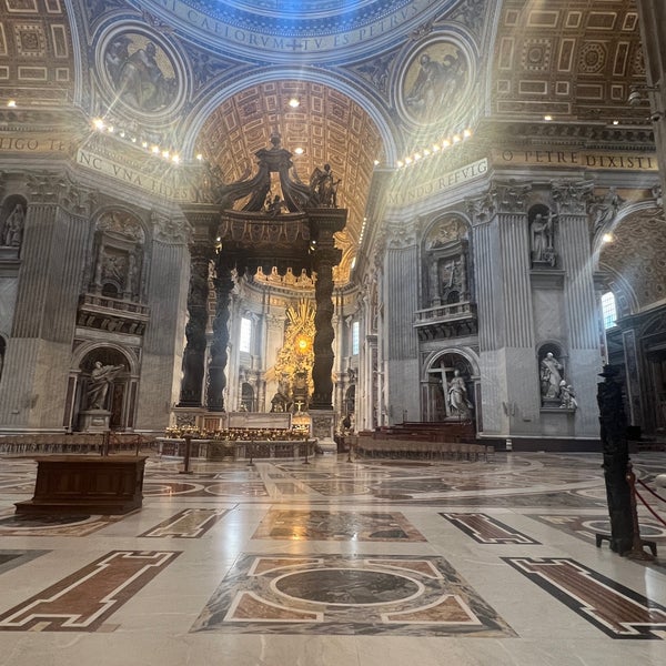 Foto diambil di Negara Kota Vatikan oleh ElhaM pada 6/3/2023