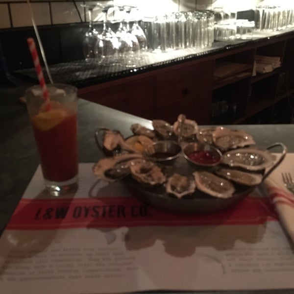 Das Foto wurde bei L&amp;W Oyster Co. von Lae W. am 9/21/2017 aufgenommen