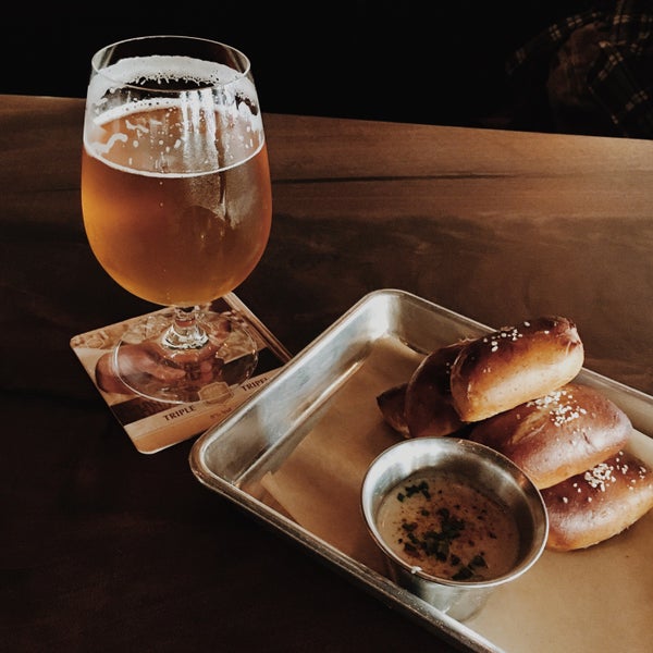 Some solid beers on tap. If you want something to nibble on, grab the warm pretzel bites with beer cheese sauce. Small gem in Noe.