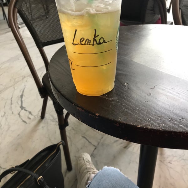 Foto tomada en Starbucks  por Lenka J. el 9/16/2018