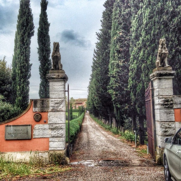 Foto tirada no(a) Villa Mangiacane por Andrey D. em 4/27/2014