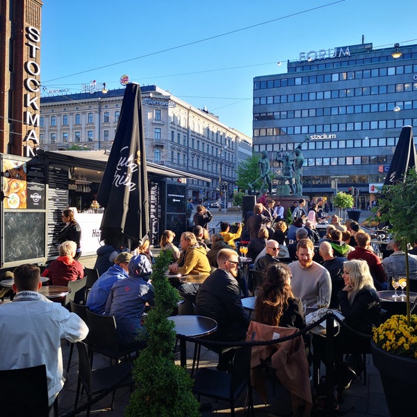 รูปภาพถ่ายที่ Hard Rock Cafe Helsinki โดย Samuel A. Budiono เมื่อ 5/31/2019