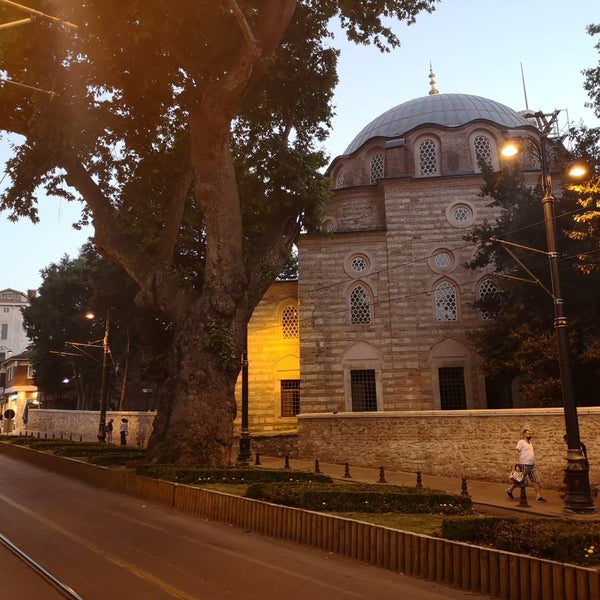 รูปภาพถ่ายที่ Sura Hagia Sophia Hotel Sultanahmet โดย Samuel A. Budiono เมื่อ 6/27/2019