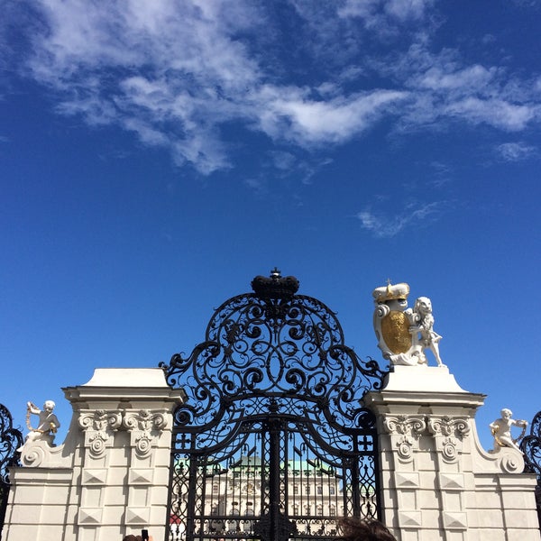 Foto diambil di Oberes Belvedere oleh N. Ezgi T. pada 7/28/2017