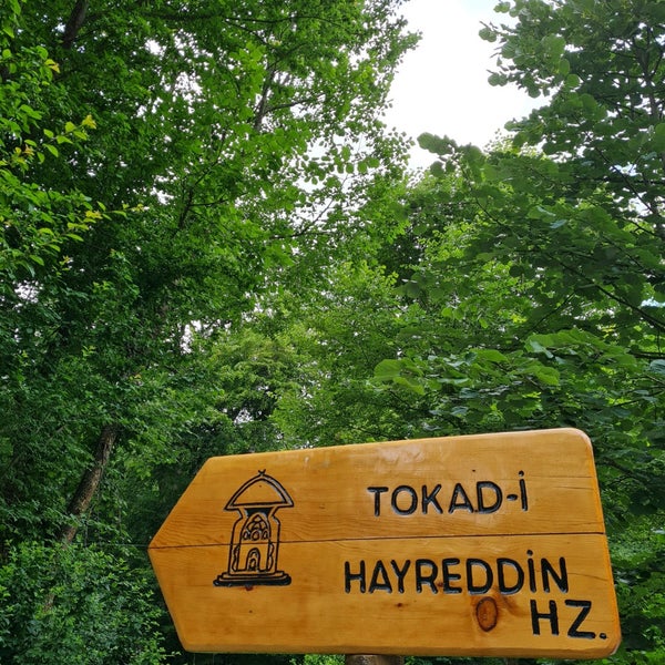 Foto diambil di Hayreddin-i Tokadi-Sürmeli Muhiddin-Ahmed Bolevi-Yekta Palazoğlu Türbesi oleh A Salih L. pada 7/9/2021