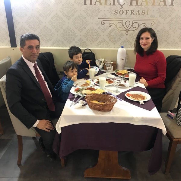 รูปภาพถ่ายที่ Haliç Hatay Sofrası โดย Sema C. เมื่อ 2/14/2018